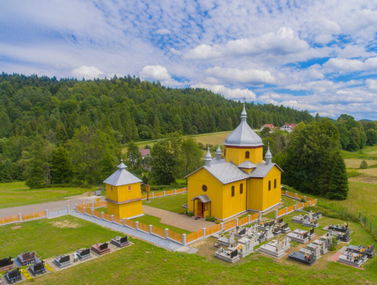 Cerkiew św. Paraskewy w Leszczowatem i jej otoczenie