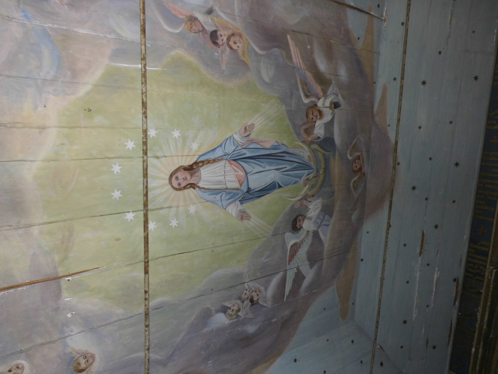 Polichromia przedstawiająca Maryję otoczoną aniołami i gwiazdami