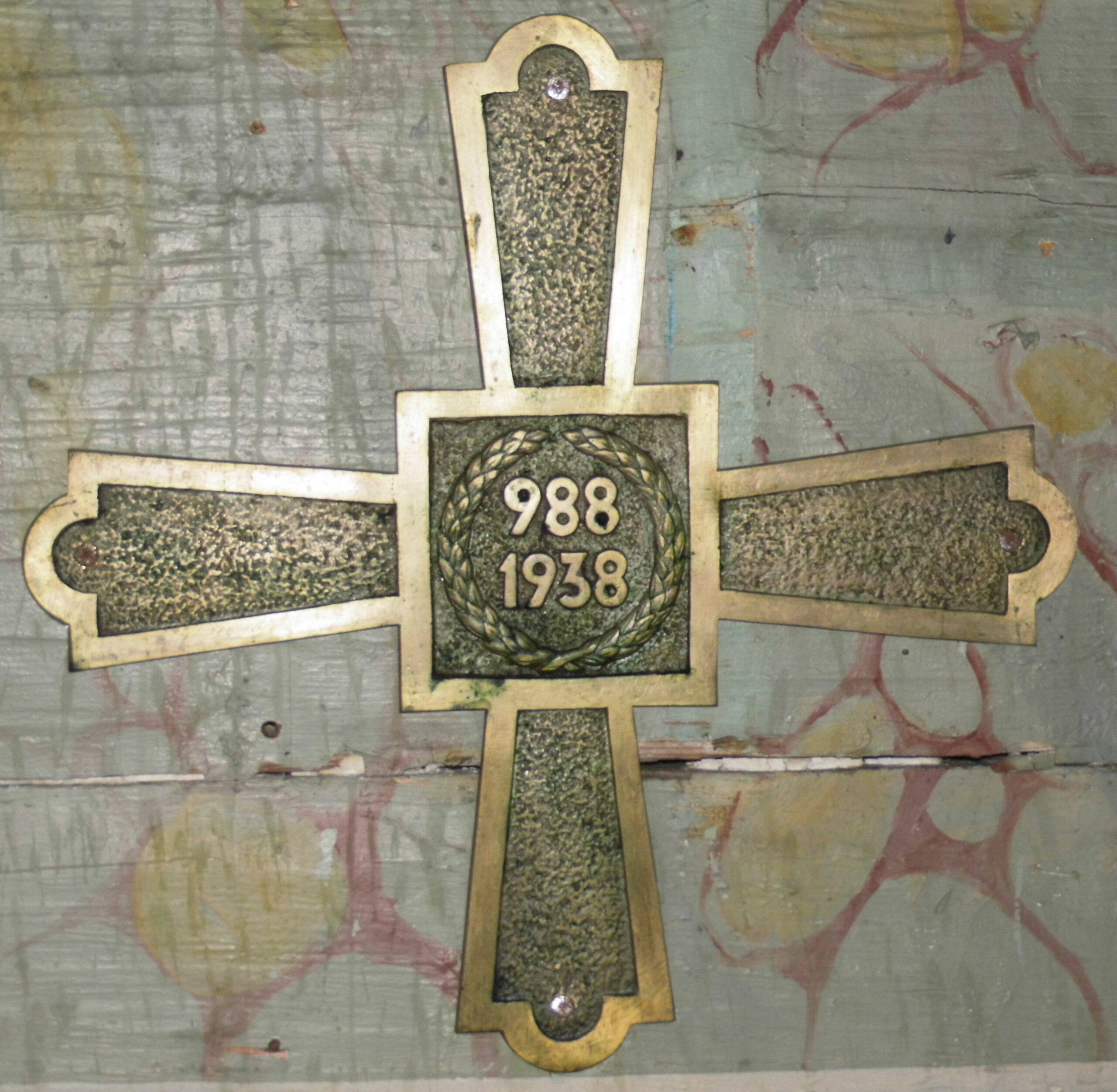 Krzyż z datami 988 i 1938