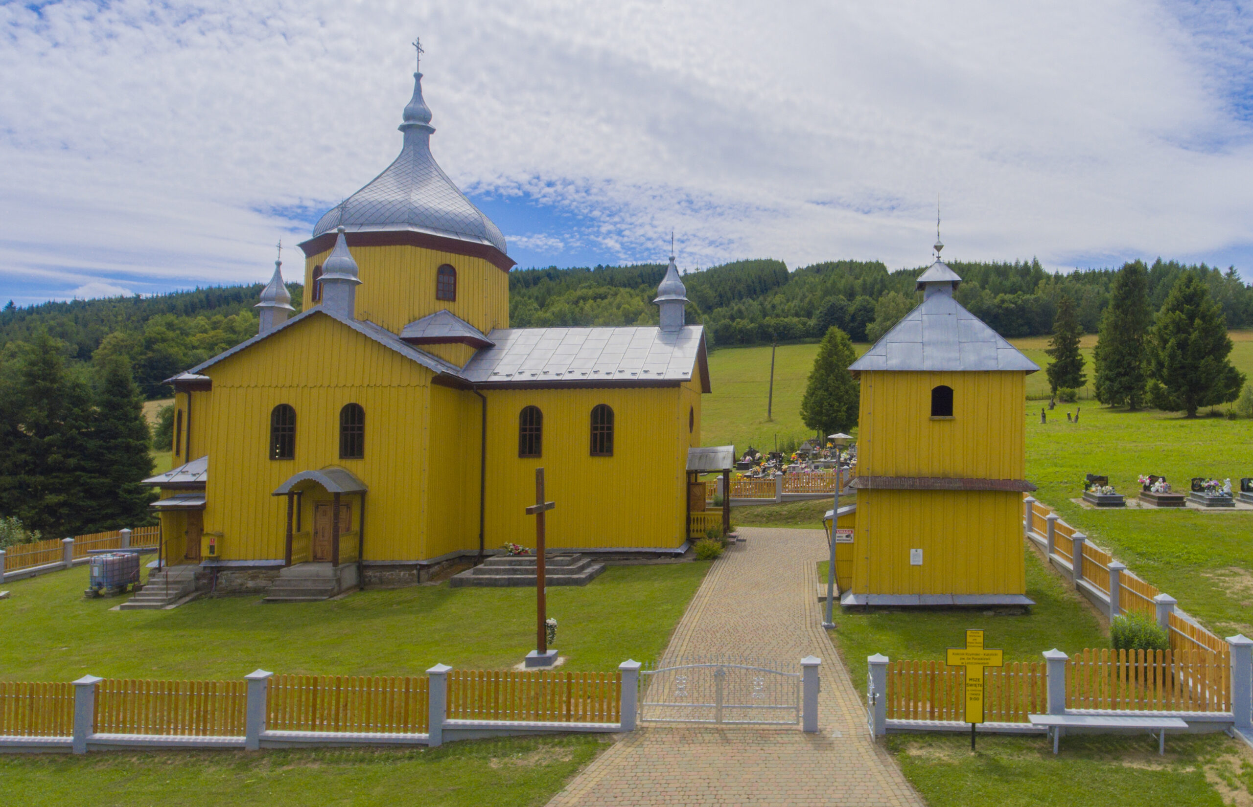 Cerkiew i dzwonnica – widok z boku