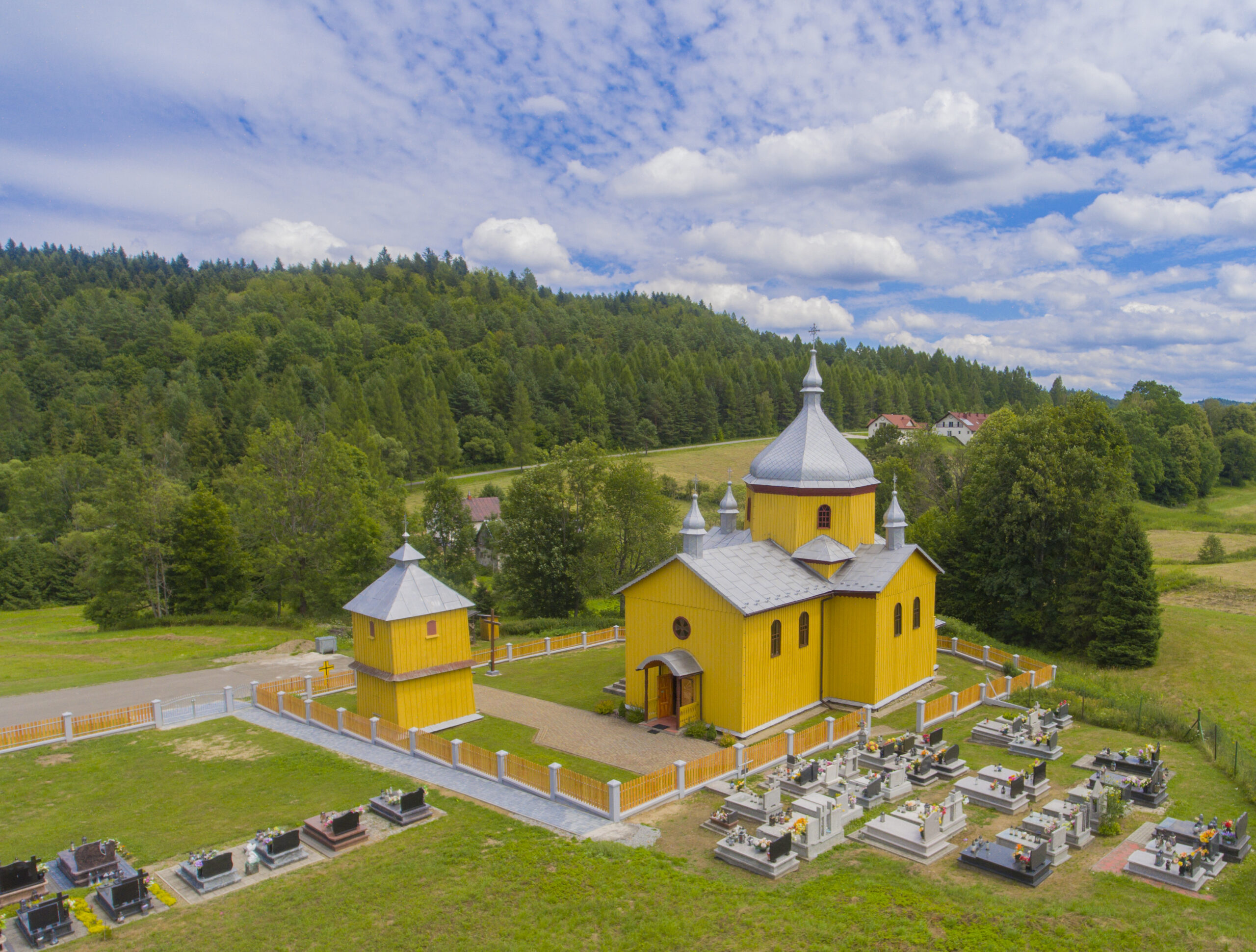 Cerkiew, dzwonnica i cmentarz – widok z góry