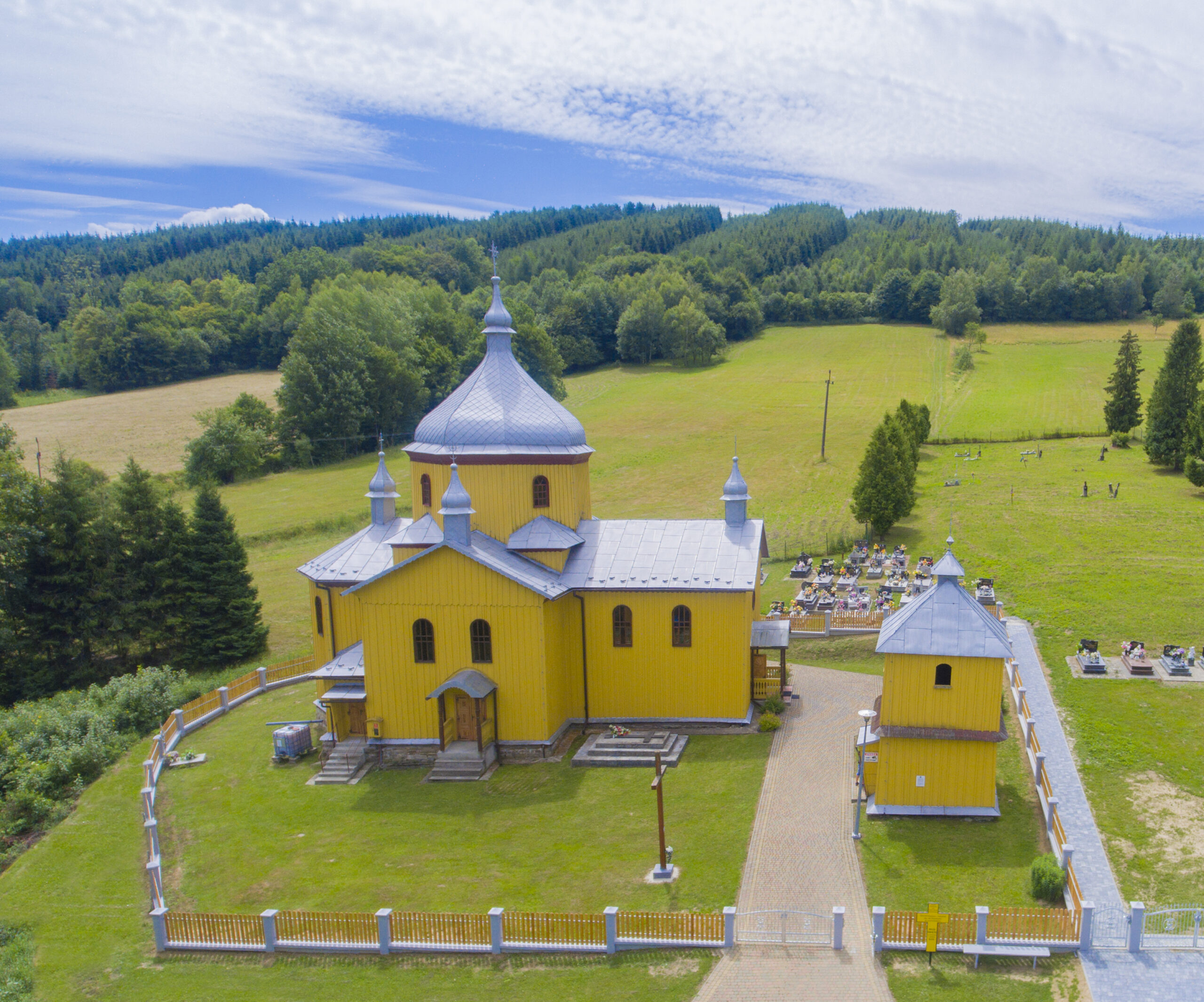 Cerkiew i dzwonnica w Leszczowatem – widok z góry